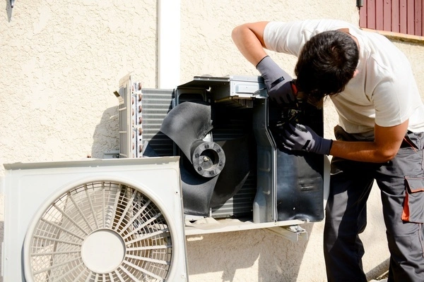 Professional HVAC technician in Romulus, MI